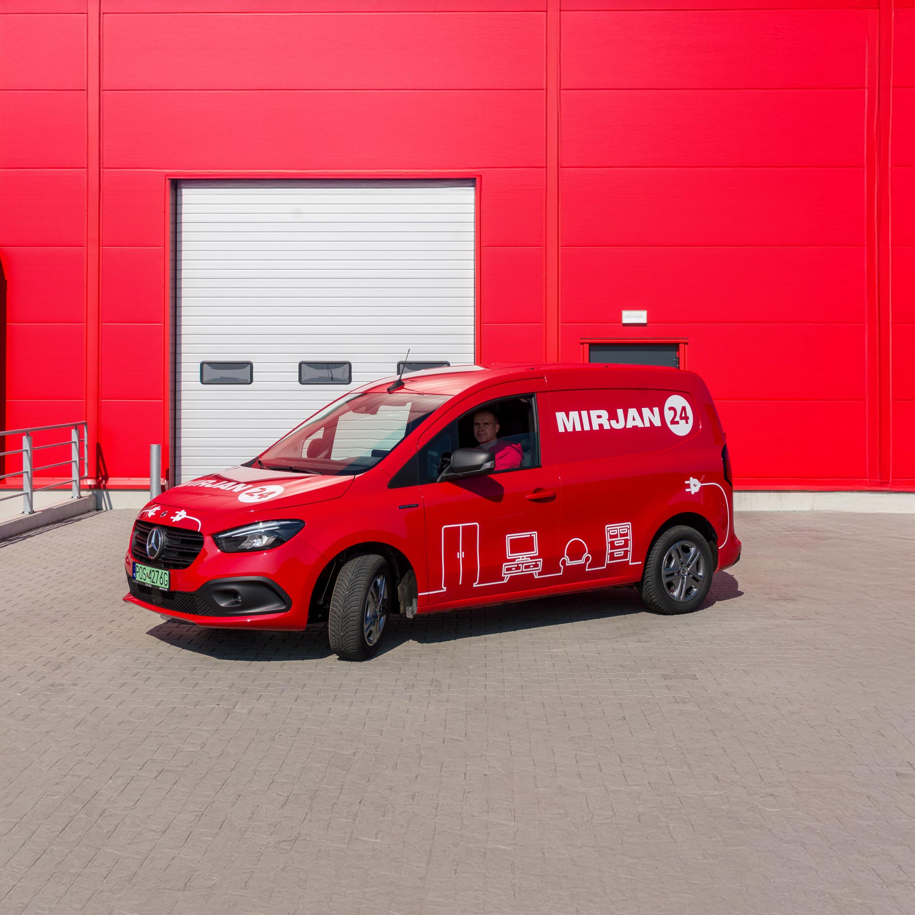 eCitany w firmie Mirjan24: niezawodne wsparcie na każdy dzień | Mercedes-Benz Czerwony eCitany Mercedes-Benz zaparkowany przed budynkiem magazynowym.