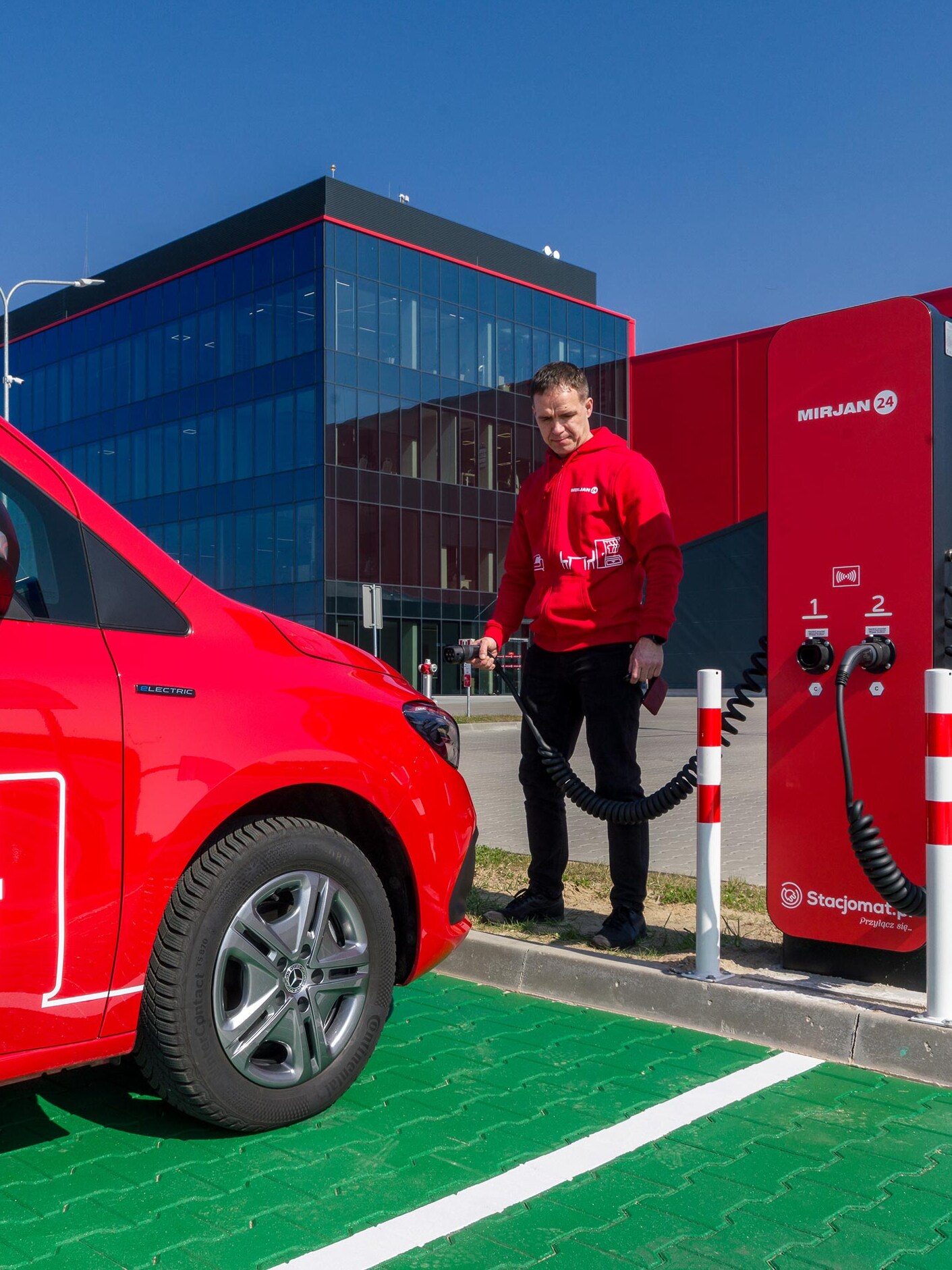 Pracownik firmy Mirjan24 podłącza eCitana Mercedes-Benz do ładowania.
