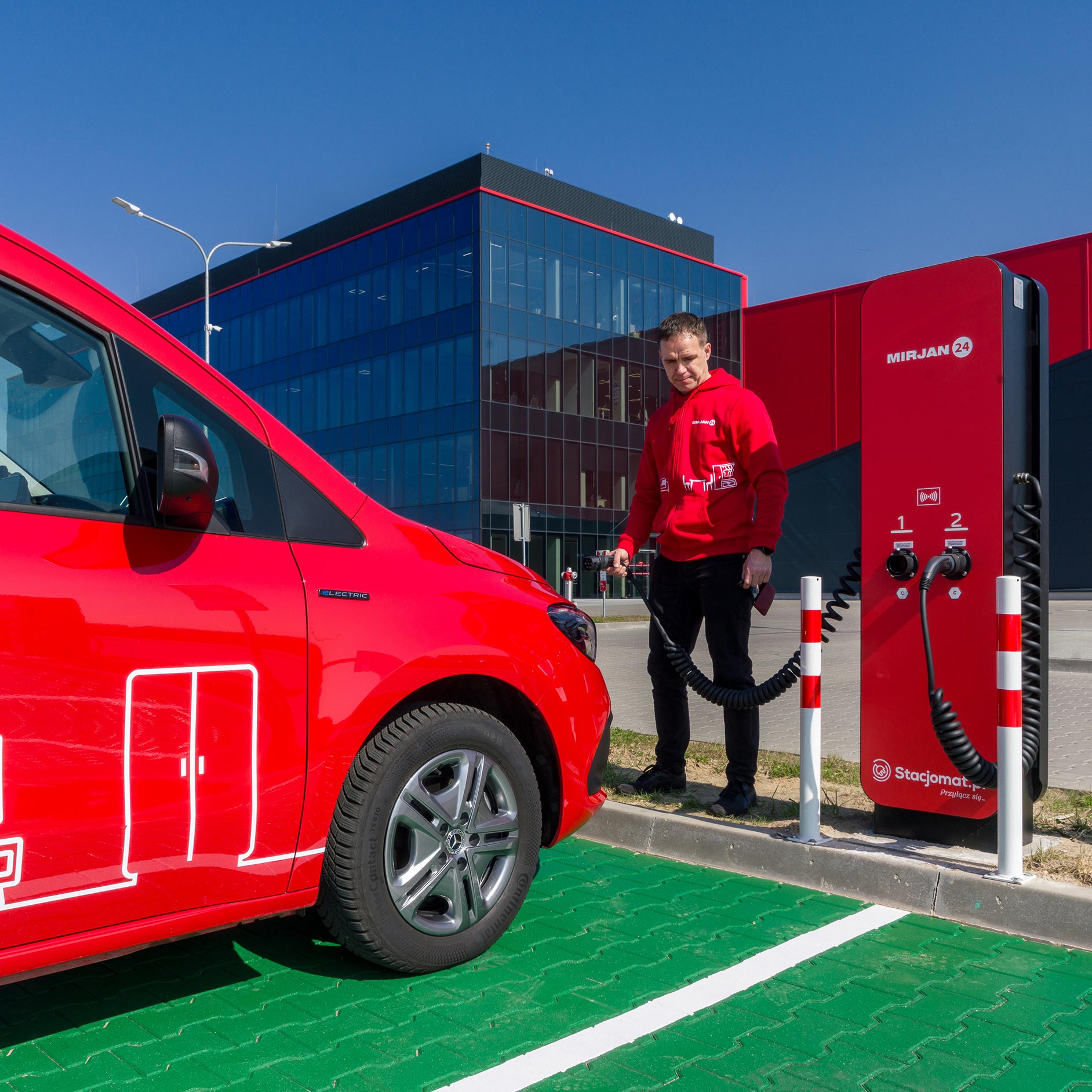 eCitany w firmie Mirjan24: niezawodne wsparcie na każdy dzień | Mercedes-Benz Pracownik firmy Mirjan24 podłącza eCitana Mercedes-Benz do ładowania.