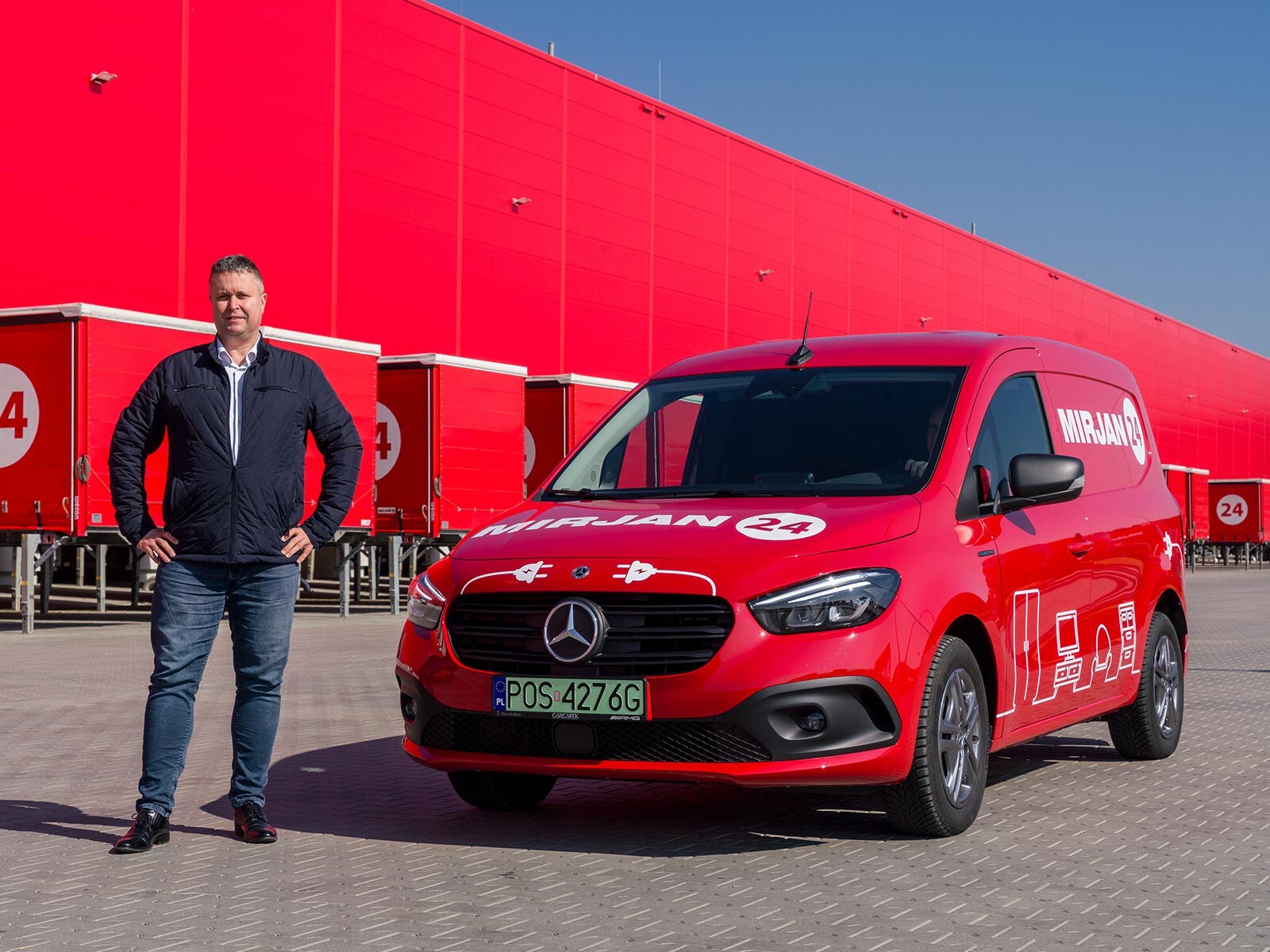 Czerwony eCitan na tle magazynu firmy Mirjan24.