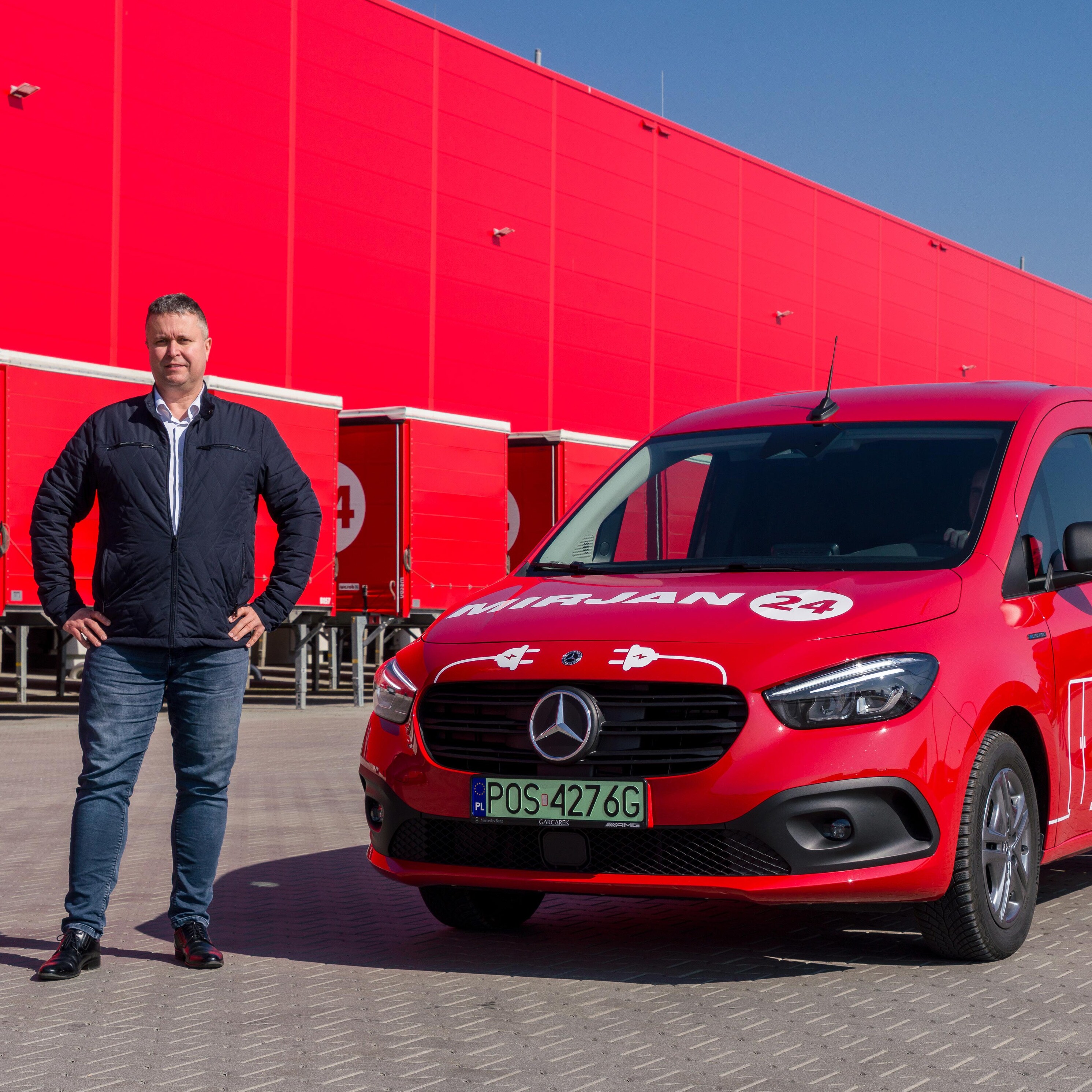 Czerwony eCitan Furgon na tle magazynu firmy Mirjan24.