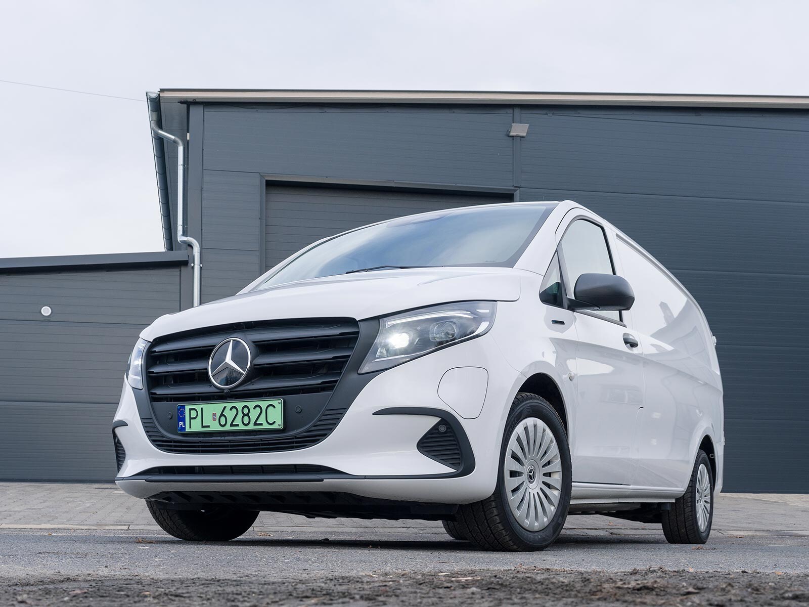 Mercedes-Benz eVito Furgon przed budynkiem firmy Optimast.