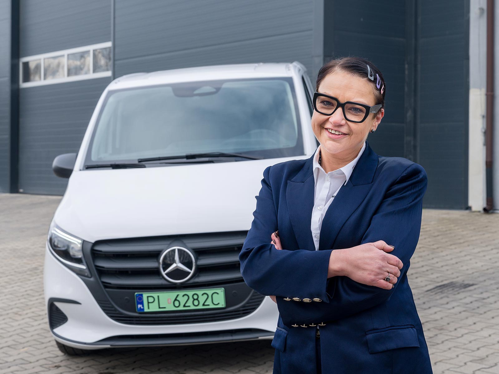 eVito w firmie Optimast Ewa Marszałek, właścicielka rodzinnej firmy Optimast z Mercedes-Benz eVito Furgon w tle.
