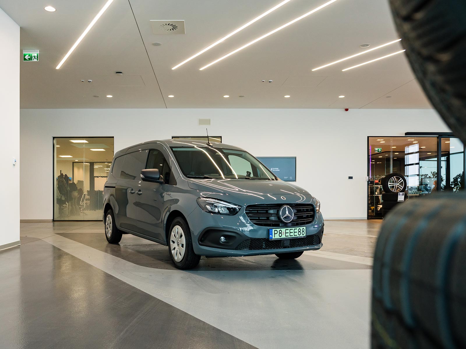 Dostawczy, ale komfortowy Szary Mercedes eCitan czeka na odbiór przez klienta.