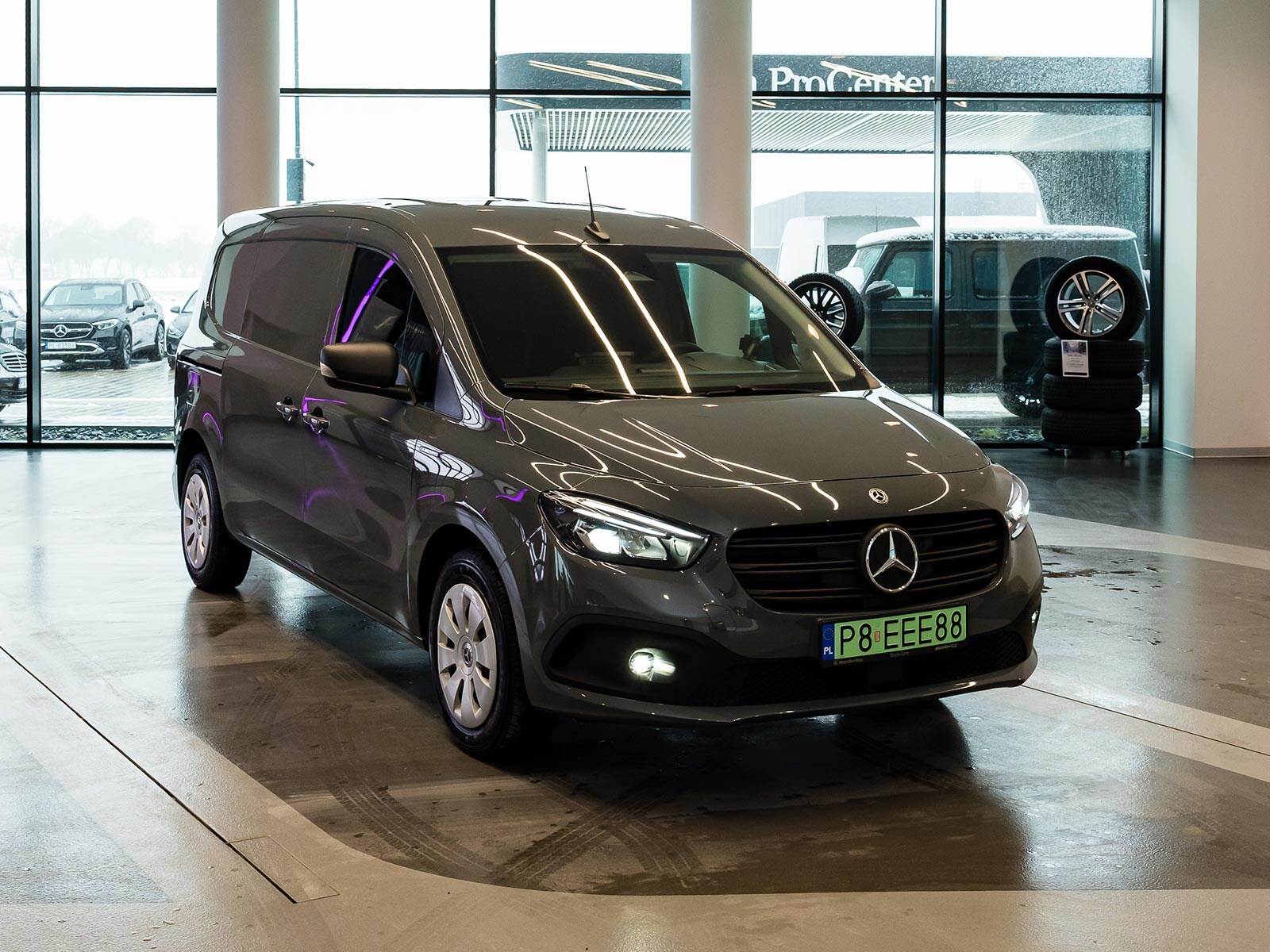 Szary Mercedes eCitan czeka na odbiór przez klienta.