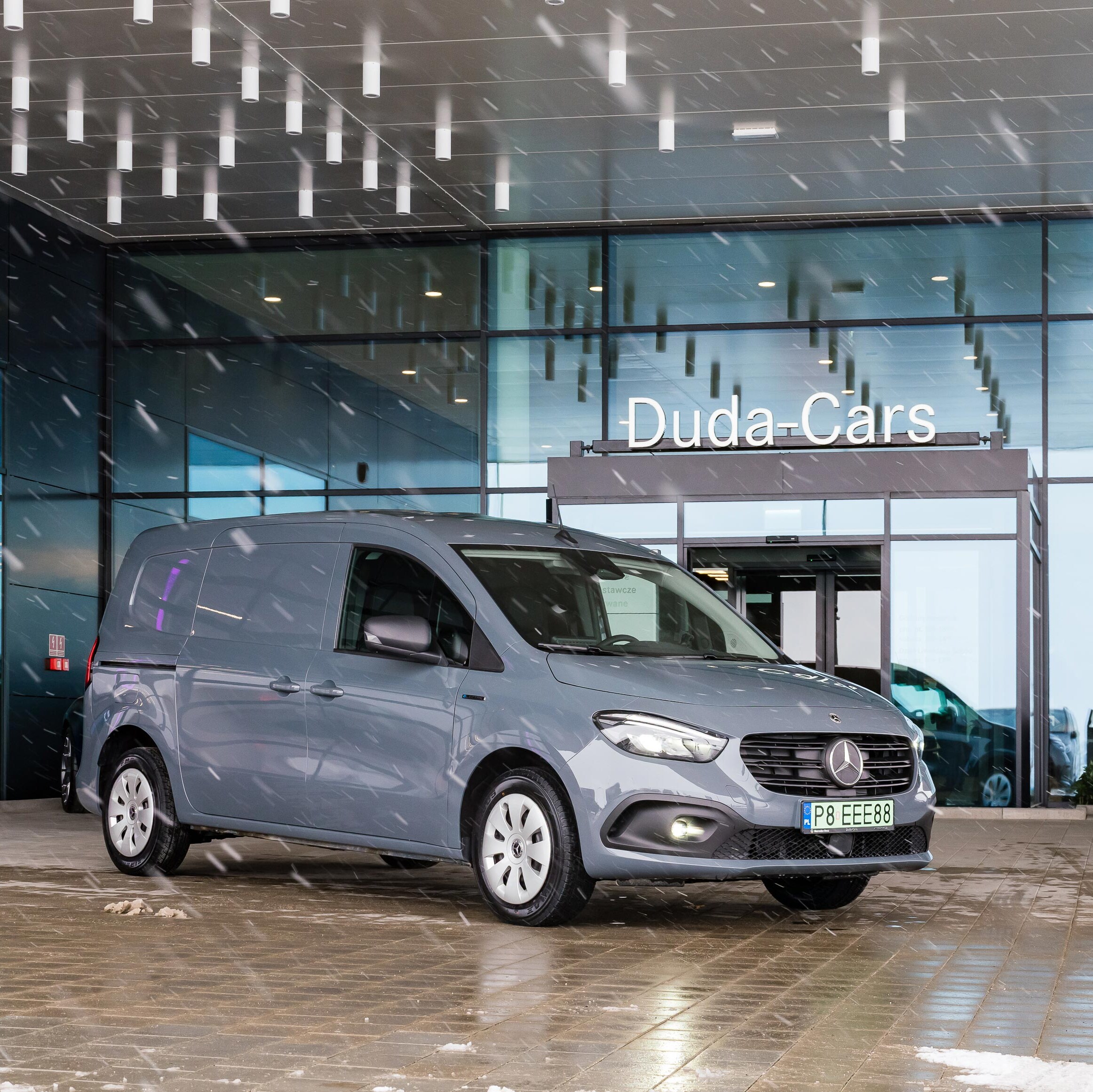 Szary eCitan Furgon przed salonem Mercedes-Benz Duda-Cars.