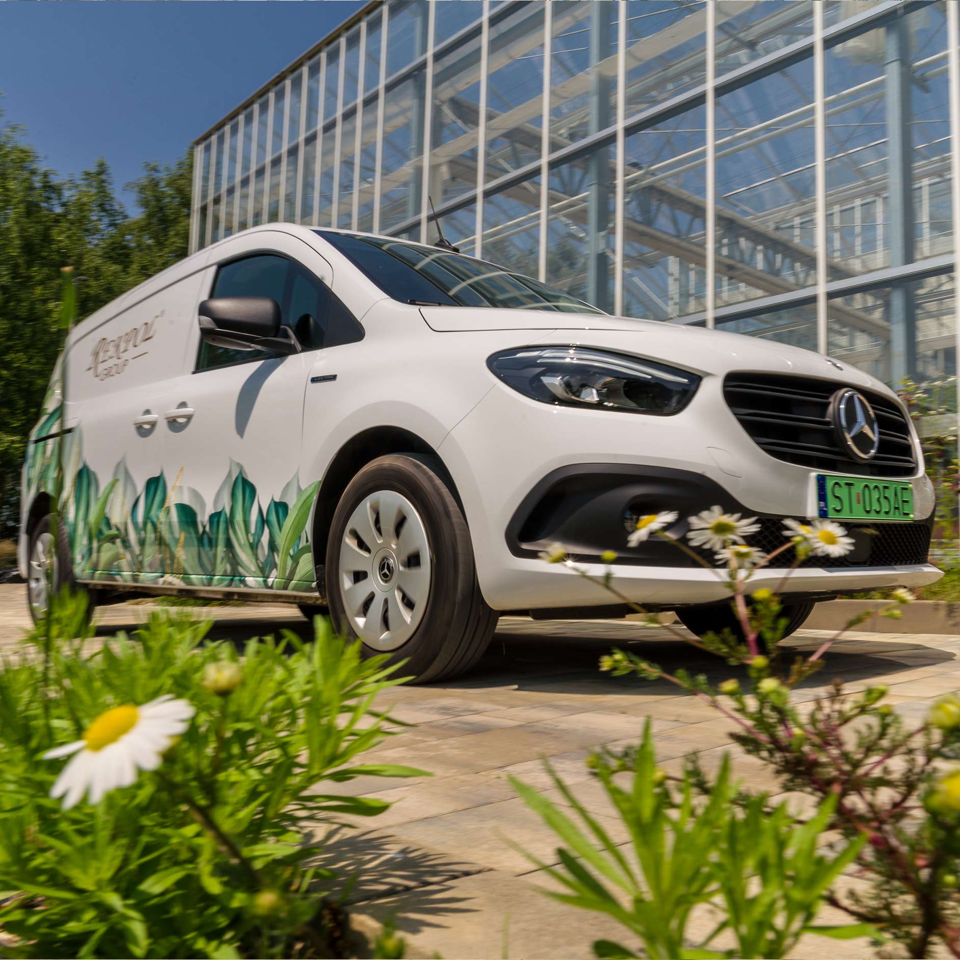 eCitany w Rekpol Group Biały eCitan Furgon przed szkarnią.