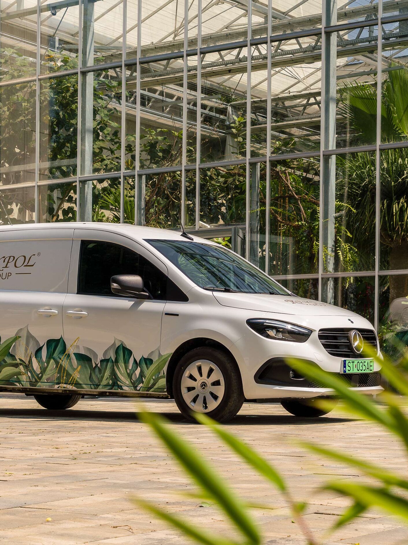 Biały eCitan Furgon przed szkarnią.