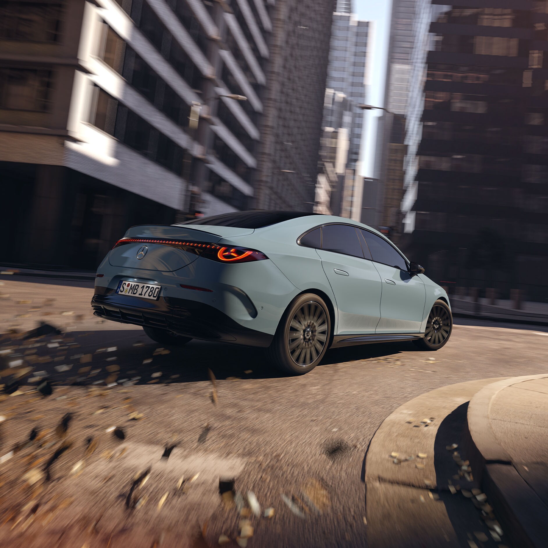 Szary CLA jadący po ulicy.