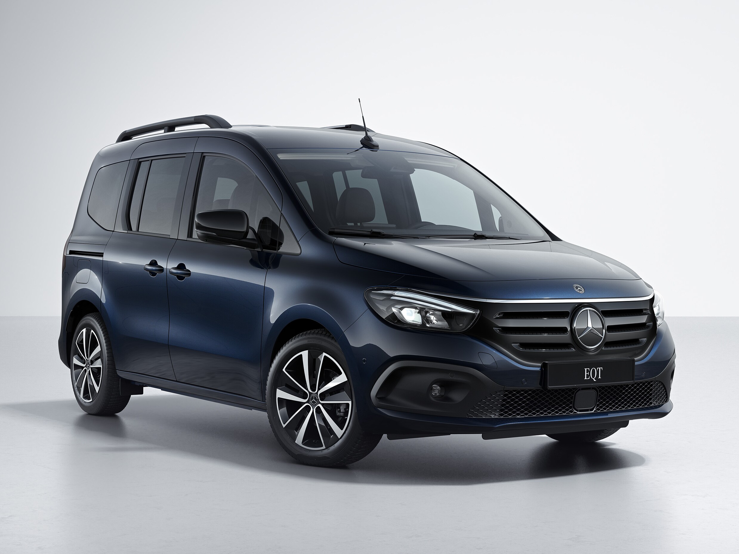 Mercedes-Benz EQT na jasnoszarym tle.