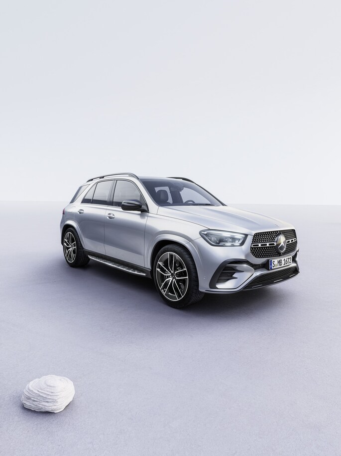 Srebrny GLE SUV Mercedes-Benz na jasnym, abstrakcyjnym tle.