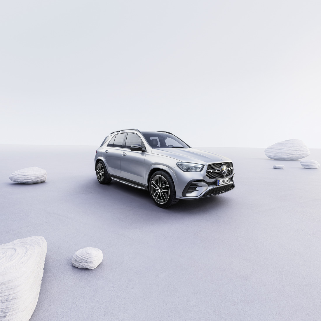 Modele Plug-in Hybrid Mercedes-Benz Srebrny GLE SUV Mercedes-Benz na jasnym, abstrakcyjnym tle.